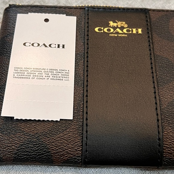 Gorgeous, NWT, black/brown COACH Signature “C” PVC Leather corner zip wristlet - Picture 6 of 15